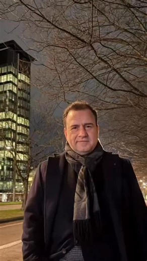 Selçuk Tepeli on Instagram: "Babil Kulesi’ne Tanrı izin vermeyince, göğe kadar yükselmesi için çalışacak işçilerin dillerini değiştirmiş. Anlaşamayan işçiler de dünyaya dağılıp kavimlere ayrılmış… Nuh tufanından sonra inşaatına başlandığına inanılan Babil Kulesi efsanesine felsefenin rüyası diye bakan felsefeci Jacques Derrida, kafasını mimarlığa takmış. Neden? Elbette insan yattığı yerden belli olur. Tabii ki konutlar hayatlarımızı ve düşünce biçimlerimizi şekillendirir. Ama Derrida’da şu da v