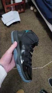 straight up strangled the shoes the way footlocker laced them up 😂 #funny #gamma #jordans
