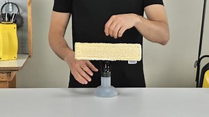 Kärcher Akku Fenstersauger WV 2 Black Edition (Akkulaufzeit: 35 min, 2X wechselbare Absaugdüsen - breit und schmal, Sprühflasche mit Mikrofaserbezug, Fensterreiniger-Konzentrat 20 ml)