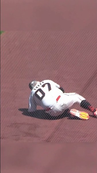 77-year-old balldude makes a play! 😤