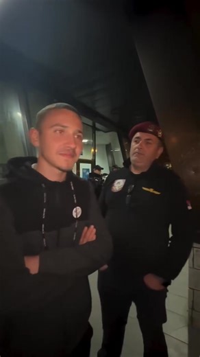 UPRAVO !!! Sin privedenog Jaćimovića ispred PS Rakovica. Prevoznik Jaćimović koji je iz NS dovezao podršku Dijani Hrki. #Jacimovic #Protesti #NoviSad #Beograd #Priveden | Opovo Info - Front Narodne Pravde