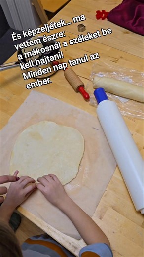 Idén a három lányom készítette a bejglit. Összesen hat lett, mákos és diós — és nekem ezek a világ legízletesebb bejglijei. Bevallom, ma egy apróságon mosolyogtam magamban: eddig fel sem tűnt, hogy a mákosnál a széleket be kell hajtani. Most vettem észre, és gyorsan fel is vettem ezt a kis részletet — hátha másnak is hasznos, vagy csak jókedvet ad év végén. Számomra az a legnagyobb ajándék, hogy megtanulták, és viszik tovább ezt a „családi tudást”. Változik a világ, de az ilyen pillanatok tartan