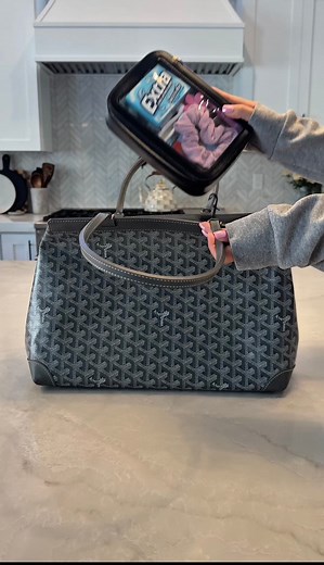 593K views · 7K reactions | Pack & restock my mini purse essentials 勺﫧 #restockasmr #restock #asmr #minipurse #purseessentials #purses #travel #travelessentials #fyp #reels #Organization #organized #organizedhome #satisfying #clean #cleangirl #aesthetic #thatgirl | Mikayla McNeany | Facebook