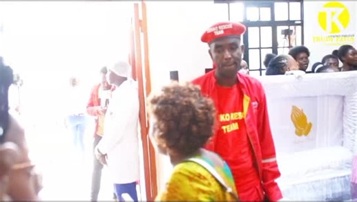Tears flow as family and friends view the body of Kimani Mbugua. May his soul rest in peace. 🕊️ | TRUDY KITUI