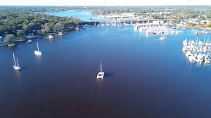 Il y a des moments qui font vraiment quelque chose à l’intérieur… 🥹Hier, on a filmé une approche de marina au drone.Nous voir arriver doucement avec Atypic… ça avait déjà un goût de nouveau départ 🚁⚓️ Et là… en seulement 3 heures 😳👉 les vieux moteurs sortis👉 les deux moteurs neufs déjà en place. Honnêtement, on est encore impressionnés par la rapidité et l’efficacité de l’équipe 🙌Voir notre catamaran se faire greffer deux nouveaux cœurs, aussi vite, c’est puissant 💙 Aujourd’hui, il reste 