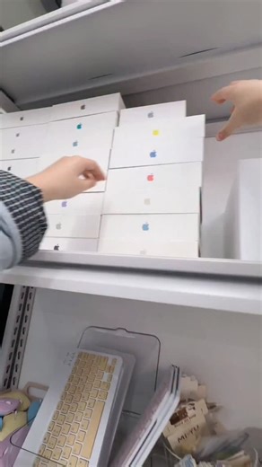 Ak Tech Shorts on Instagram: "Digital blogger's first-person perspective package of the yellow iPad 11 ✨ #firstpersonperspective #iPad #XiaoXiaDigital #digital"