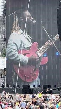 Eric Burton (of Black Pumas), (“numbers all around me”), 9/20/25 #ericburton #blackpumas #farmaid40