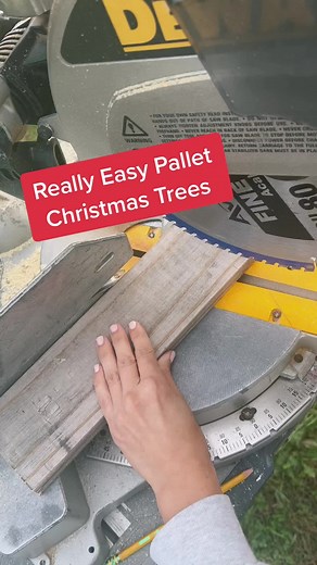 Easy Pallet Christmas Trees DIY Tutorial