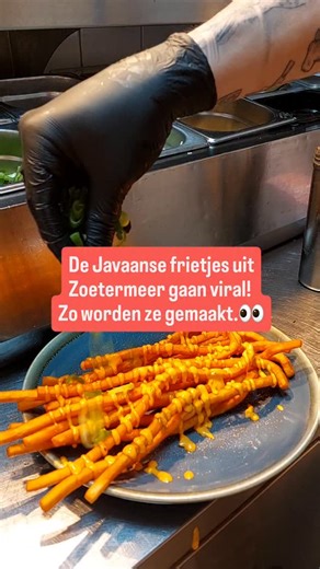 In Palenstein is een snackbar geopend met een Indonesische twist. Bij Javaanse Frietjes eet je frietjes van maar liefst 30 centimeter lang. Ze bestaan uit aardappelpuree en een topping naar keuze. Je kunt gaan voor bijvoorbeeld sambalmayo, satésaus of rendang. Indebuurt zocht kok Sepp op voor een kijkje in de keuken. #zoetermeer #indebuurtzoetermeer #zoetermeerzoetje #javaansefrietjes #lekkerelangefrietjes | Indebuurt Zoetermeer