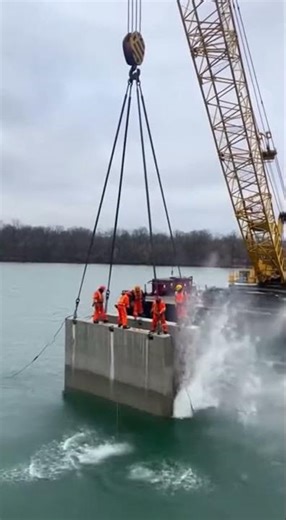 Crane cable snaps on the river—what the camera captured is unreal!