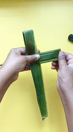 How to make a simple cross with palm #palmcross #palmsunday