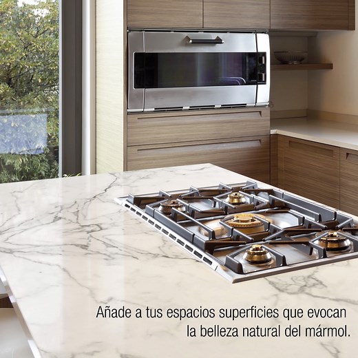Calacatta Marble (3460) Inspirada en una de las piedras blancas más raras del mundo, este diseño muestra vetas entre gris claro y pardo opuestas a un fondo blanco. Descubre más información en formica.com/es-mx #Formica #SurfaceSet #Superficiesdecorativas #Diseñointerior #Comercial #Residencial #Remodelacióncasa #Hogar | Formica de México
