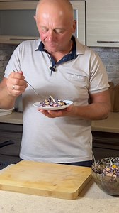 Sałatka z czerwonej kapusty z kurczakiem lepsza niż sałatka gyros 😊 w tej wersji smakuje obłędnie 1/2 główki kapusty czerwonej płaska łyżeczka soli 300 g piersi z kurczaka 1/2 łyżeczki papryki wędzonej 1 łyżeczka czosnku granulowanego 2 łyżeczki przyprawy kebab gyros 3 łyżki oleju 1 papryka 1 ogórek 1 pomidor Sos 2 łyżki jogurtu greckiego 2 łyżki majonezu 2 łyżki oliwy z oliwek 1 łyżeczka musztardy 1 ząbek czosnku szczypta pieprzu | Spróbujemy