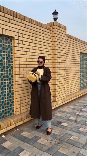 ‎زهراء مهدي‎ on Instagram‎: "التنسيقة الثالثة اكثر وحدة حبيتها ❤️❤️ الترانشكوت من @modren__fashion #viral #outfit #hijab #stylist #ootd"‎