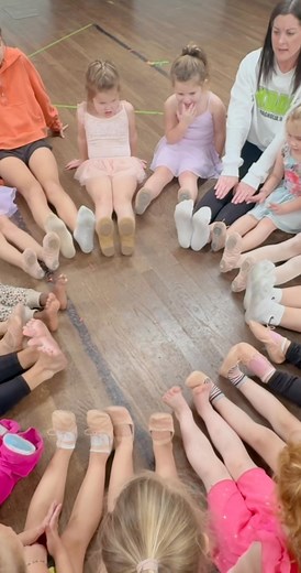 ✨ Technique Tuesday ✨ Our little ballerinas are learning the magic of pointed feet and stretching through the ankles today! 🩰💕 Developing strong, beautiful feet at a young age helps dancers: 🌟 Improve balance & control 🌟 Build ankle strength and stability 🌟 Create clean, polished lines 🌟 Prepare for more advanced movement as they grow Every tendu, every stretch, every pointed toe is building a strong foundation for their future in dance! 👯‍♀️✨ Keep stretching, little stars — your techniqu
