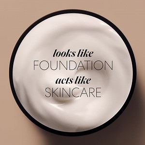 Embrace your skin, filter-free and unretouched. Meet BAREPRO 16HR Skin-Perfecting Powder Foundation. | bareMinerals