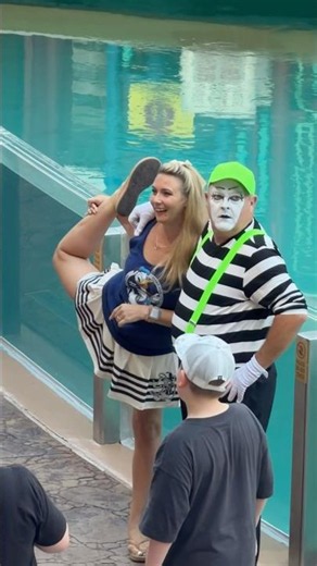 A First-Ever Mime Moment! 😱 😹 Tom the mime Seaworld #seaworldmime #tomthemime #funny #comedy