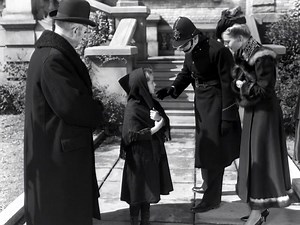 “She lit up the silver screen with timeless magic 🎬✨ A sparkling gem from cinema’s golden era 💛 #GoldenAgeStar #VintageCharm #RetroReel #ClassicHollywood #TimelessBeauty #OldHollywoodMagic” | Be Inspired
