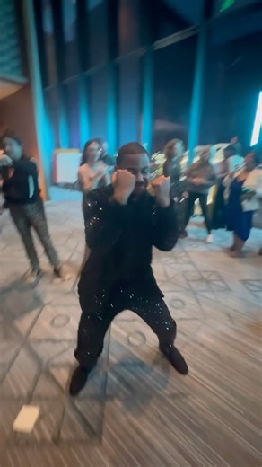 Couldn’t resist doing the Stanky Leg at the party 😅 #dance #youtubeshorts #dancevideo