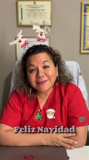 Ginger Lozano Santacruz on Instagram: "Que sea una Navidad llena de amor, paz y mucha salud mental.❤️‍🩹 🎄✨ Les deseamos una Feliz Navidad y un Año Nuevo lleno de salud mental y propósito. #FelizNavidad"