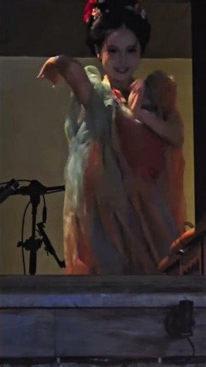 Baile tradicional en bar moderno