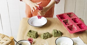 Comment faire du sable magique et du slime naturel avec des ingrédients trouvés dans la cuisine