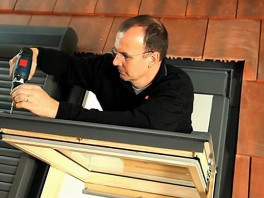 Pose d'un volet roulant solaire VELUX Nouvelle génération