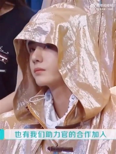这斗篷他穿的像高定 别人穿的像雨衣He wears a cloak like it's high fashion,while others make it look like a raincoat😏