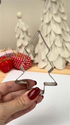 Emma ⭐️ | 🎄 DIY GIFT TAGS🎁 🎄 The cutest gift tags for presents to make with your little ones! You can also use a hand or footprint to make it more... | Instagram