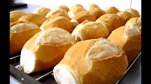 Teixeirinha foi um cantor, compositor, radialista e cineasta brasileiro. Foi um dos maiores expoentes da música gaúcha no Brasil e no exterior. Foi recordista em vendas de discos no Brasil, motivo pelo qual recebeu o apelido de Rei do Disco. Depois de três anos cantando nas estações de rádio, em 1959, Teixeirinha recebeu o seu primeiro convite para gravar um disco e foi para São Paulo, onde gravou O Gaúcho Coração do Rio Grande, seu primeiro álbum, lançado um ano depois, em 1960. Em São Paulo, T