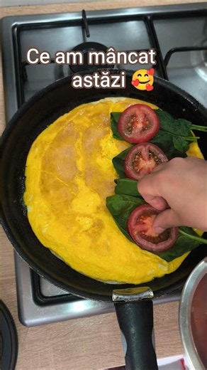 what I ate today 🥰 tortilla with eggs, spinach, tomatoes and cheese