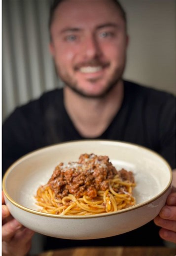 Spaghetti Bolognese 🍝 Ingredients: Beef mince Pancetta Carrot Celery Onion Red wine Tomato paste Tinned tomatoes Water Milk Salt Black pepper #spaghetti #bolognese #dinnerideas #familymeals