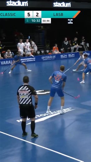 F-liiga on Instagram: "𝙃𝘼𝙏𝙏𝙐𝙏𝙀𝙈𝙋𝙋𝙐𝙎𝘼𝙉𝙆𝘼𝙍𝙄 𝙇𝙄𝙀𝙆𝙀𝙄𝙎𝙎𝘼̈! @scclassic viihdetaitelija Tiitus Salokangas toimittaa tuttuun tapaansa kaunista katsottavaa! Timanttisen kaunis laukaus löytää tiensä mummon hillopurkkien viereen -ja seuraavaksi voikin sovitella hattua päähän! #FLIIGA #FLIIGAM #salibandy #floorball #innebandy #parastapaikanpäällä"