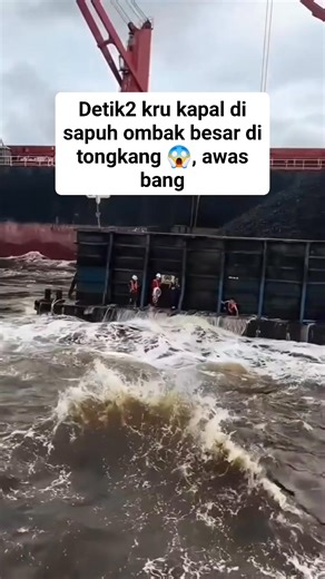 Paundanan Jr. on Instagram: "Ngeriii !? Ombak menyapuh crew kapal yg ada di tongkang 😱 #duniakapalindonesia #pelautindonesia #kapaltugboat #reelsfyp"