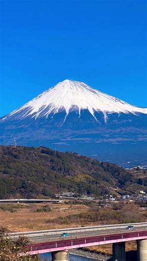 y_co | 富士山の稜線が綺麗✨✨✨ 📍#静岡県 #富士市 #富士川サービスエリア下り #富士山 #絶景 #世界遺産 #富士川 #富士 #富士川sa #ドライブ #走行動画 #ビュー #パワースポット #mtfuji🗻 #fujisan🗻 #mountains #fuji... | Instagram
