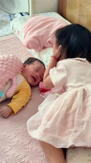 一起长大 | 爱不是分摊，而是叠加❤️是姐姐👧🏻是弟弟👦🏻是先后顺序成长在同个温室里的两个不同的生命也是存在在这世界唯一的唯一#二胎的意义#好有爱的画面#儿女双全#手足之情#姐弟一起长大