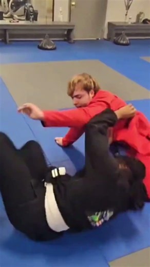 💥 Pro Wrestler shows off jiu jitsu skills on YouTube w/ Sawyer Smoke - #jiujitsu #prowrestling 💥