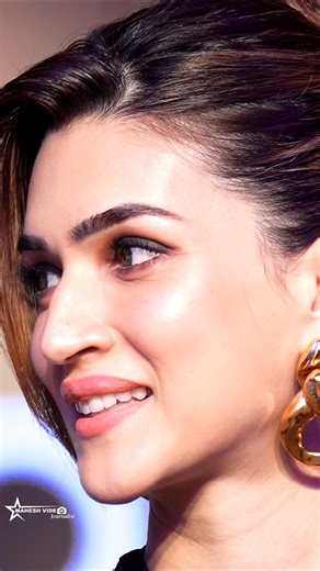 👀🔥 Scroll stop alert! #kriti #kritisanon #youtubeshorts