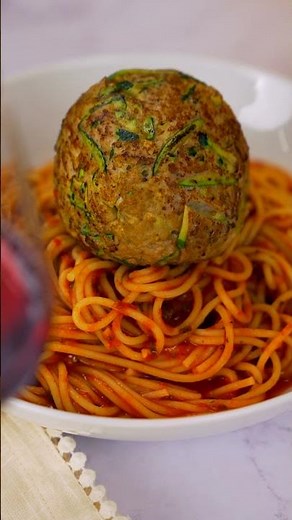 Pâtes aux boulettes géantes et à la sauce puttanesca