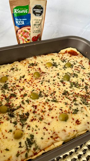 ✨PIZZA BATIDA DE LA ABUELA✨ 👉🏻Hoy hice un viaje a la infancia y recordé la pizza super rendidora y fácil que hacia mi abuela, vos también la comías? 👵🏻 Vas a necesitar: ✅300 grs de harina leudaste ✅Pizca de sal ✅Soda C/N ✅Chorrito de aceite de girasol ✅1 SALSA KNORR PARA PIZZA @knorrarg ✅500 grs de queso cremoso o muzarella ✅Aceitunas ✅Orégano y ají molido a gusto ♨️Precocinar la masa 15 min en horno a 200 grados y luego agregar la salsa, el queso y lo condimentos #PizzaBatida #SalsasKnorr #