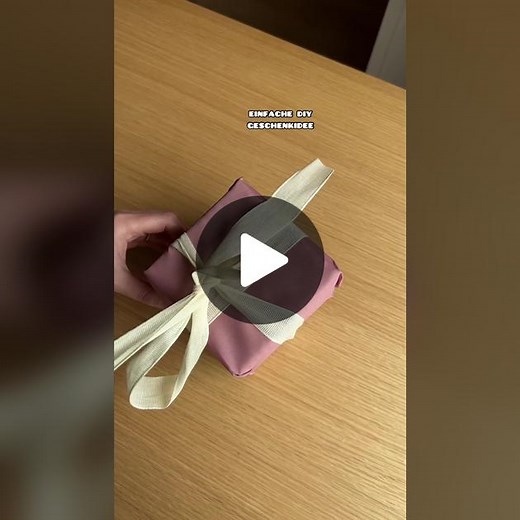 wie gefällt euch diese DIY Geburtstagsbox? für den dreißigsten Geburtstag unserer Freundin waren wir auf der Suche nach einer besonderen Geschenkidee & sind dann auf diese coole Technik gestoßen als Maß für die Quadrate haben wir 10,5 cm x 10,5 cm genommen; der Deckel hat die gleiche Größe & in die Tiefe sind wir 1,5 cm zum Umklappen #geburtstagsgeschenk #diyidee #geschenkidee #diygeschenke #geburtstag #diyideas #selbermachen #ideen #30er