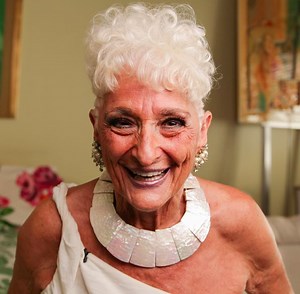 Tinder : à 83 ans, cette grand-mère enchaîne les RDV avec des petits jeunes (vidéo) - VOLTAGE
