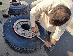 Changing Tires On A Split Rim Truck Is Scary, But The Pakistani Truck Dudes Handle It Like It's Nothing! - BangShift.com