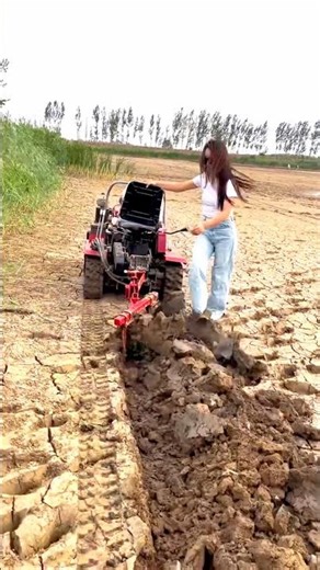 Girl Operating Mini Tractor on Dry Farmland 🚜💪 | #TractorWork #FarmingLife #OutdoorAdventure