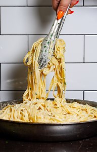 Farideh is whipping up a meal at home that will transport you to Olive Garden: creamy Alfredo sauce folded into fettuccine, a simple chopped salad with homemade dressing, and an anchovy garlic bread that will change your life. Check out the recipes here: https://www.vice.com/en/article/y3zx5m/classic-fettuccine-alfredo-recipe https://www.vice.com/en/article/7kbzgd/roasted-garlic-and-anchovy-butter-garlic-bread-recipe https://www.vice.com/en/article/k7wqw3/easy-chopped-salad-recipe | Munchies
