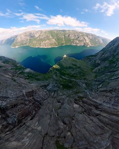 Skoč po hlavě do víkendu stejně jako Sajid Chougle 🚀 🤣 Natočeno na 360° kamerou #GoProMAX nad norskými fjordy. #GoPro #HyperSmooth #BASE #BASEJumping #Norway #Fjords | GoPro