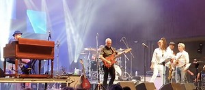 Special EFX Allstars, “Cruise Control” (full length), live at the legendary Seabreeze Jazz Festival, in the gorgeous, warm, and tropical panhandle of Florida, videotaped April 2019. Thank you to the wonderful audience member who shot this clip! Chieli Minucci – guitar Joel Rosenblatt – drums Gerald Veasley – bass Lao Tizer – keyboards, Hammond organ Nelson Rangell – saxophone Karen Briggs – violin This was a particularly “exciting” night for us. Seabreeze is held at the Aaron Beasant Park Amphit