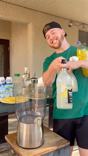 Pina Colada Jungle Juice !🥥🍍