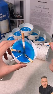 🌱 This eco-friendly portable ashtray is the kind of simple item smokers instantly connect with, because it fits in the pocket and solves a real everyday problem without any effort. Designed for people on the move, it’s perfect for streets, bars, events, and outdoor moments, turning a small habit into a cleaner and more conscious routine that feels smart and practical. 📲 Follow laertejr_mkt.eua 🎥 Credits: hbhaven95 #USA #GreenSmokeGear #PocketEcoTool #CleanStreetVibes #UrbanEcoChoice SmartSmok