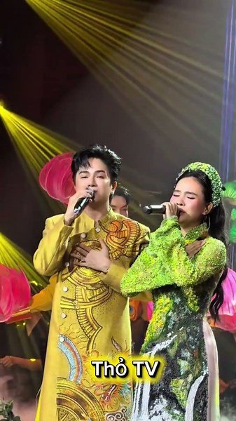 Quynh Trang & Manh Quynh perform together at the October Flower liveshow #celebrity
